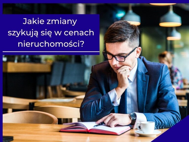 Mężczyzna w garniturze czyta książkę przy kawie w kawiarni. Napis: Jakie zmiany szykują się w cenach nieruchomości?