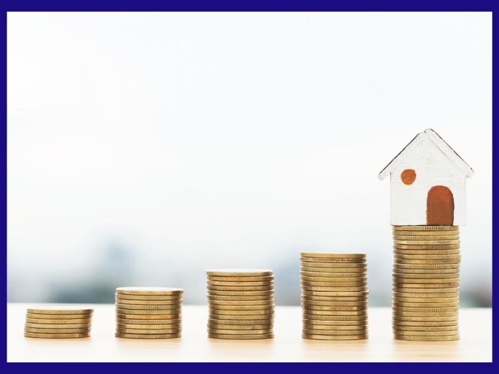 Stosy monet rosnące od najmniejszego do największego, z modelem domu na najwyższym stosie.