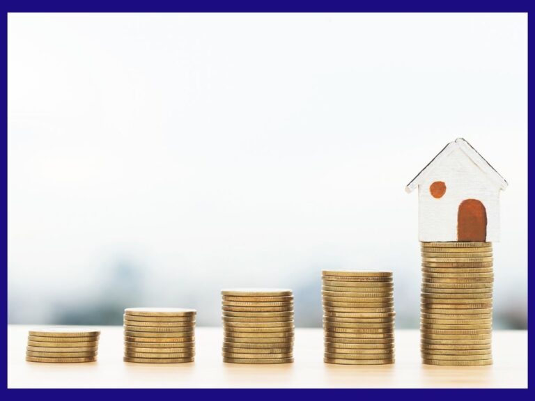 Stosy monet rosnące od najmniejszego do największego, z modelem domu na najwyższym stosie.