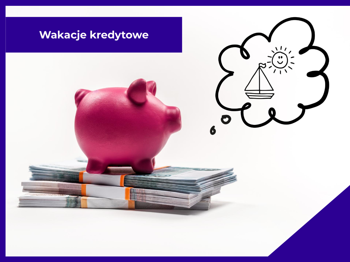 Różowa skarbonka na stosie banknotów, myśląca o wakacjach: uśmiechnięte słońce i łódka. Napis: Wakacje kredytowe.