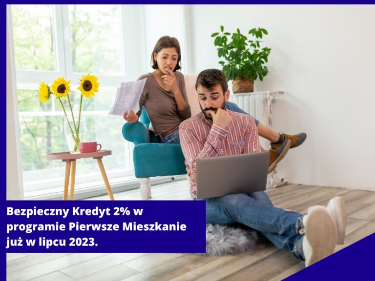 Para rozważa ofertę kredytową, siedząc na podłodze w pokoju z laptopem i dokumentami.