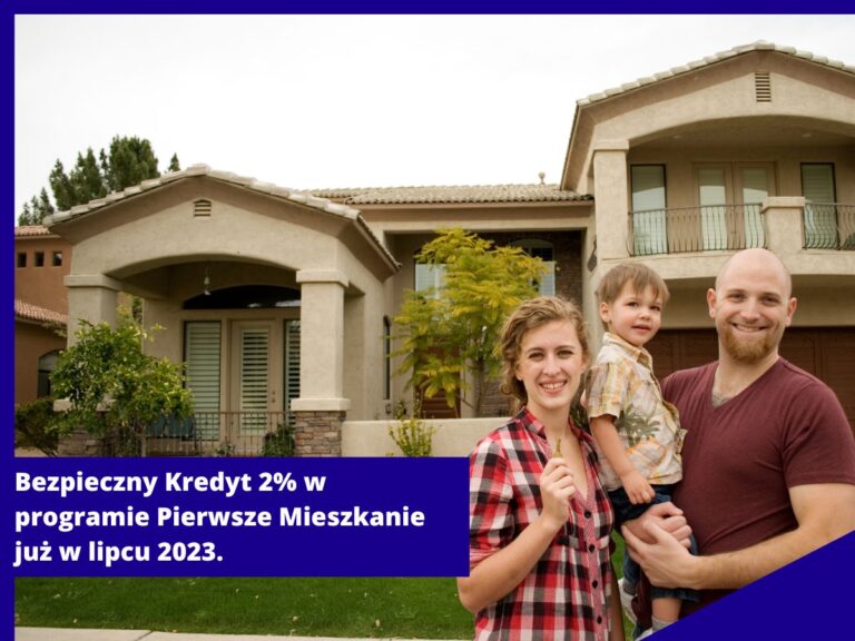 Rodzina stoi przed domem. Tekst: Bezpieczny Kredyt 2% w programie Pierwsze Mieszkanie już w lipcu 2023.