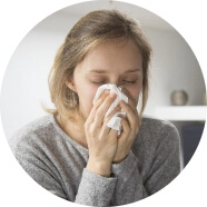 Kobita wyciera nos chusteczką