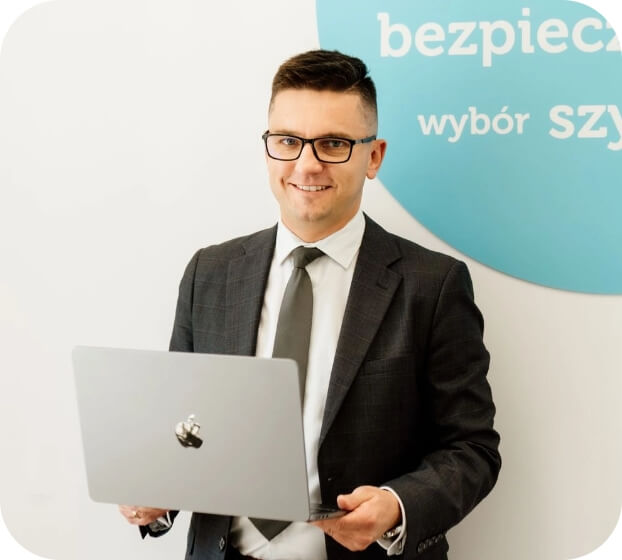 Piotr Grudniewski z laptopem