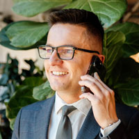 Piotr Grudniewski rozmawia przez telefon