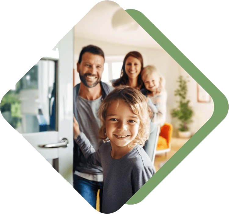 Widok na rodzinę, kobieta trzyma na rękach dziecko, a drugie otwiera drzwi